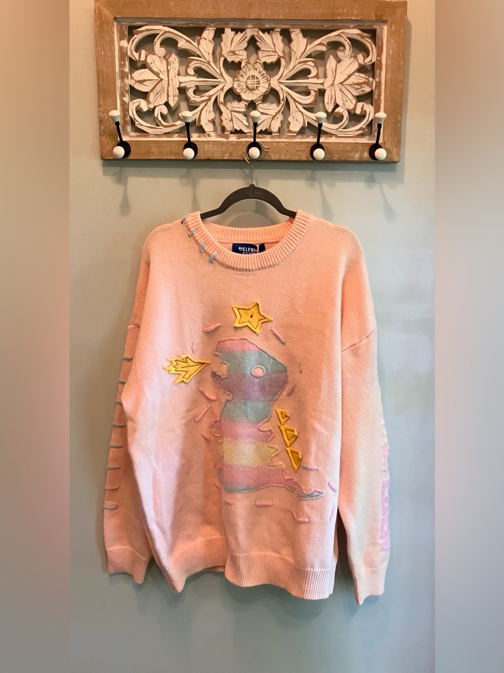 Aelfric Eden Pink Pastel Graphic Crewneck Sweater with Dinosaur and Stars NWT L